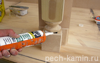 Закрепите деревянный блок с лепным украшением герметикам