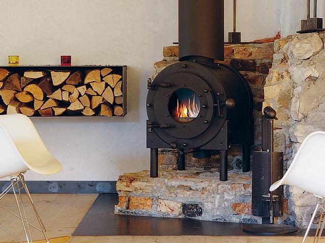 Оригинальная печь, обеспечивающая длительное горение поленьев в очаге