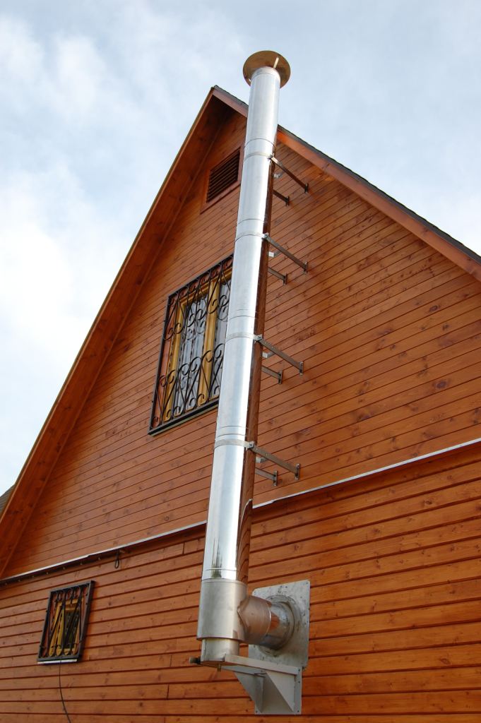 За счёт установки специальных накладок и проходных элементов, конструкция может проходить даже через стену деревянного дома
