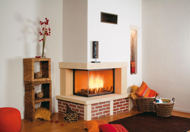 Использование чугуна и жаропрочного стекла, позволяет наслаждаться полноценным видом горящего в очаге пламени