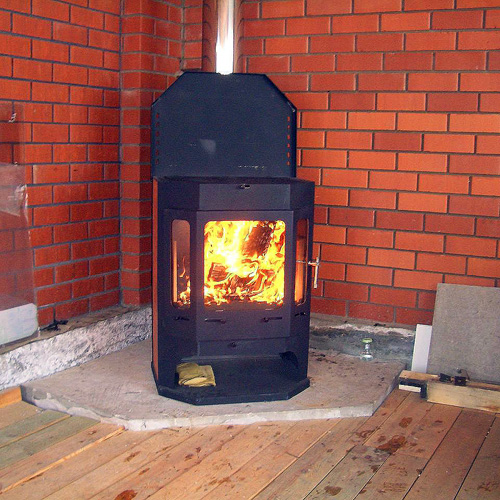 Для домов с деревянными и легковоспламеняющимися покрытиями необходима предварительная изоляция или установка невысокого пьедестала