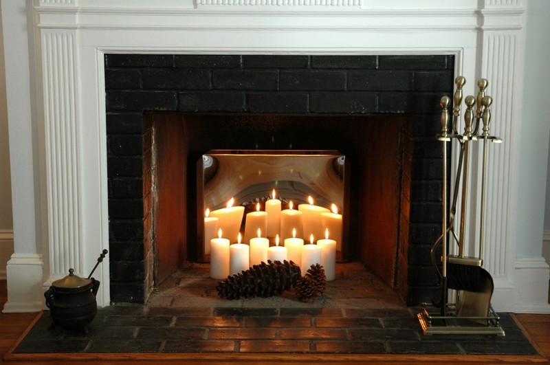 Камин декоративный со свечами из гипсокартона