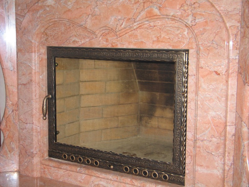 Дверцы стеклянные для каминов и печей прекрасно сочетаются и гармонируют с любыми отделочными и облицовочными материалами