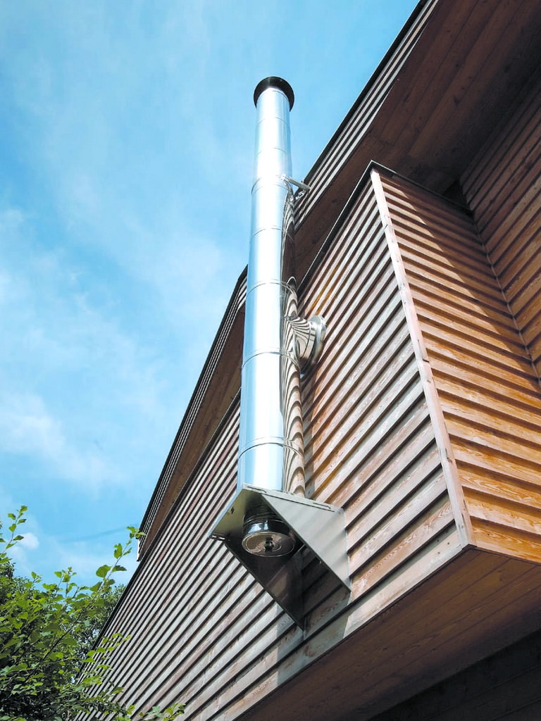 Монтаж труб из нержавеющей стали, можно выполнять даже снаружи деревянной постройки