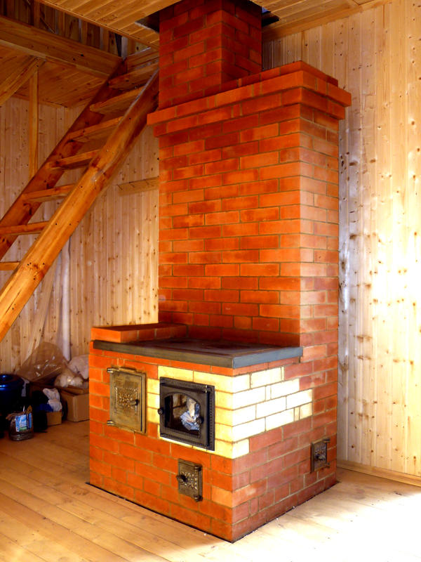 Установка кирпичной печки возможна даже в полностью деревянном доме