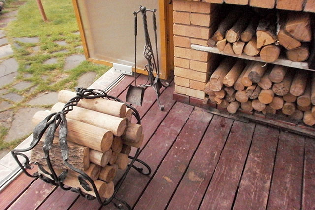 Хранить заготовленные дрова необходимо в закрытом и сухом помещении с минимальным уровнем влажности