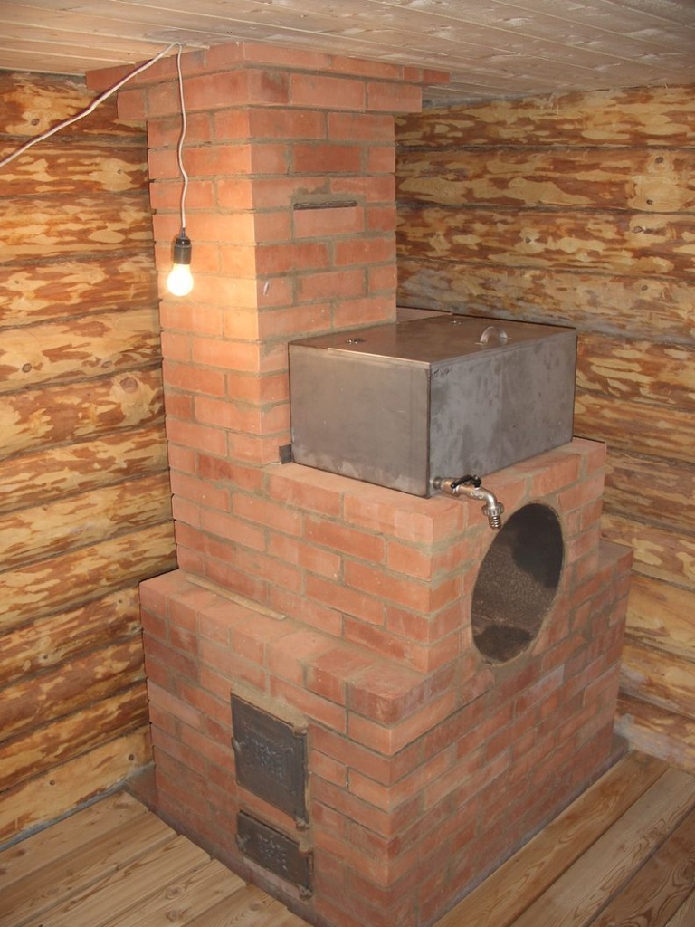 Печка возведённая в деревянном доме из бруса