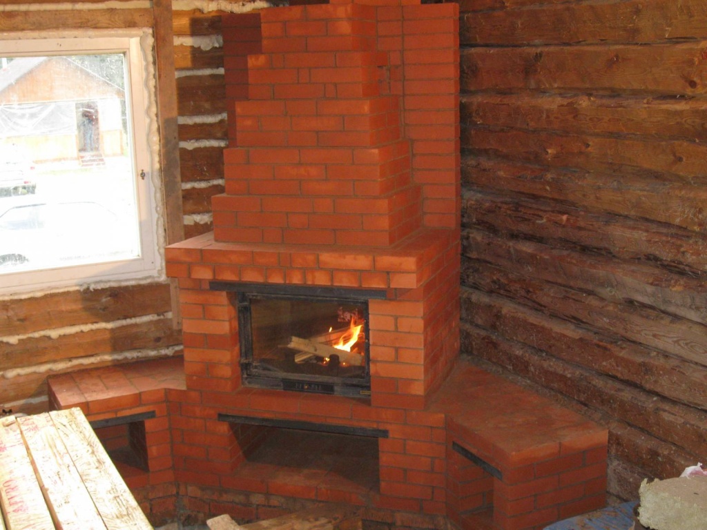 Кирпичный камин для деревянного дачного дома